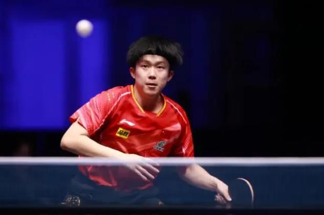 努力笑着示 努力笑着示